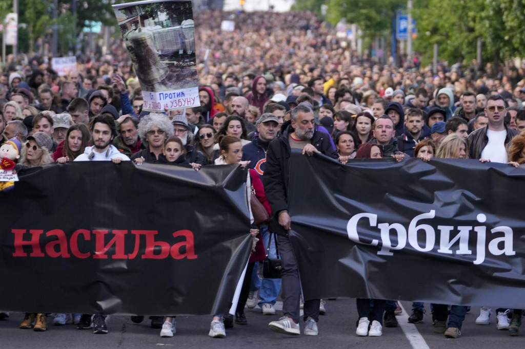Ľudia protestujú proti násiliu v Belehrade. FOTO: TASR/AP