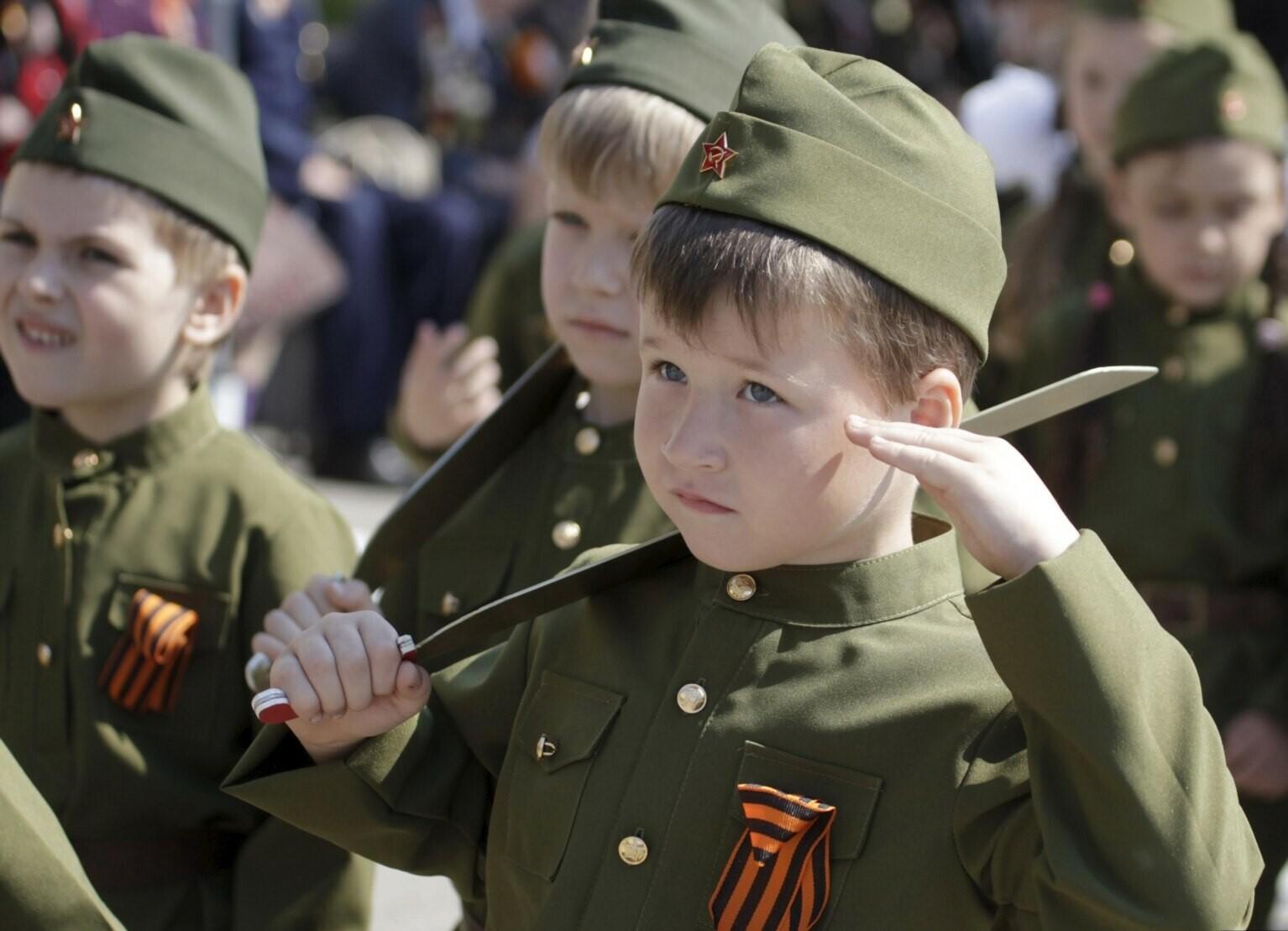 Ruskí neonacisti hustia do detí armádny výcvik, úrady to ticho podporujú