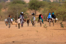 Sudánske rodiny, ktoré utekajú pred konfliktom v regióne Darfúr. FOTO: Reuters
