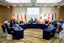 Ministri financií a guvernéri centrálnych bánk skupiny veľkých svetových ekonomík G7. FOTO: Reuters