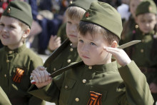 Chlapci oblečení v historických vojenských uniformách počas prehliadky. FOTO: Reuters