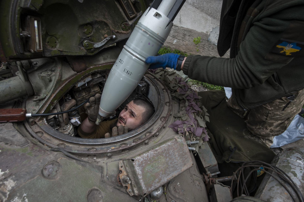 Ukrajinskí vojaci nakladajú náboje do tanku v meste Časiv Jar v Doneckej oblasti. FOTO: TASR/AP
