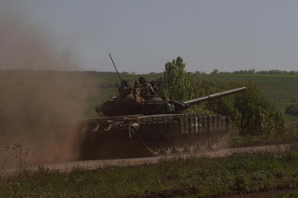 Ukrajinskí vojaci jazdia na tanku po ceste do mesta Bachmut. FOTO: Reuters