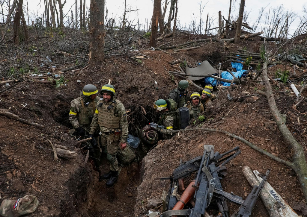 Ukrajinskí vojaci v blízkosti mesta Bachmut. FOTO: Reuters