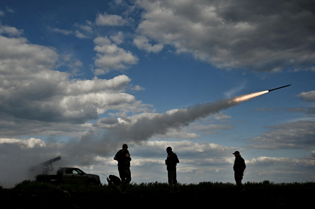 Ukrajinskí vojaci vystrelili z viacnásobného raketového systému Partyzan na ruské jednotky v blízkosti frontovej línie v Záporoží. FOTO: Reuters