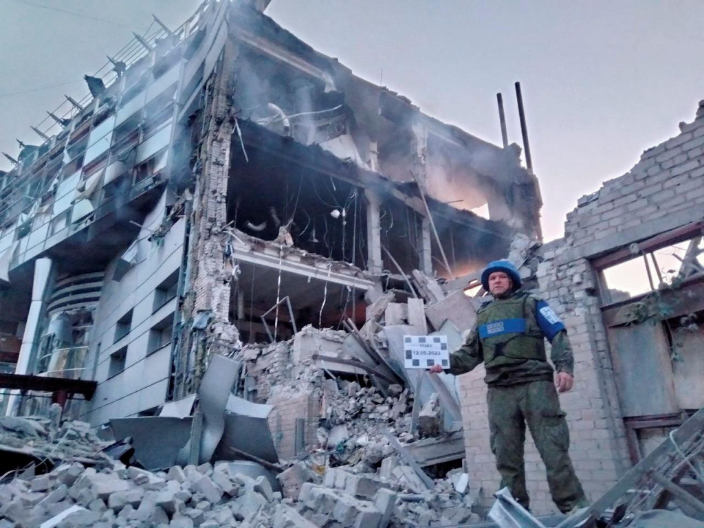 Priemyselná budova zničená podľa predstaviteľov dosadených v Rusku ukrajinským raketovým útokom v priebehu rusko-ukrajinského konfliktu v Luhansku. FOTO: LPR in JCCC/Reuters