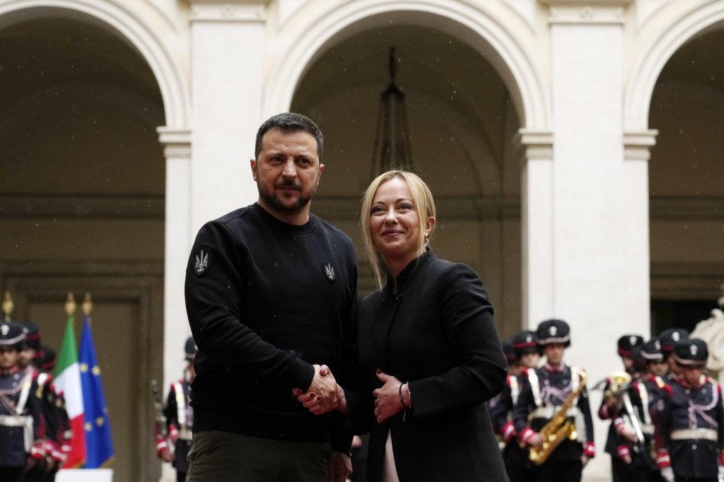 Ukrajinský prezident Volodymyr Zelenskyj a talianska premiérka Giorgia Meloniová. FOTO: TASR/AP