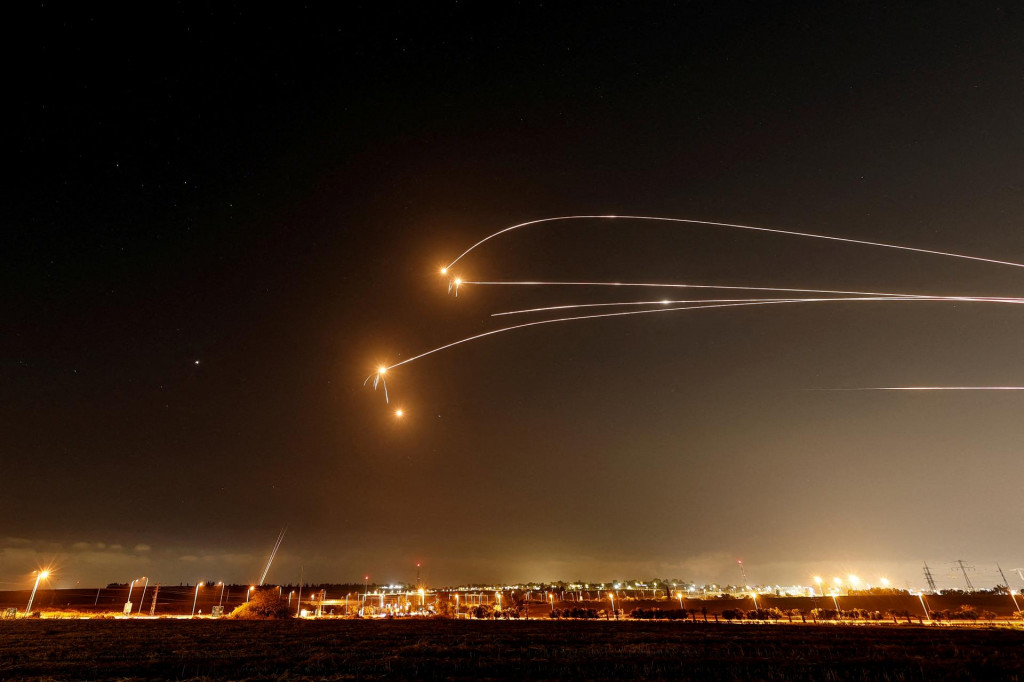 Izraelský protiraketový systém zachytil rakety vypustené z pásma Gazy. FOTO: Reuters