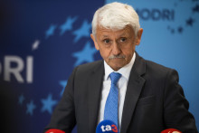 Na snímke Mikuláš Dzurinda počas tlačovej konferencie politickej strany Modrí - Európske Slovensko 8. mája 2023 v Bratislave. FOTO: TASR/Jaroslav Novák