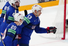Americkí hokejisti sa tešia z gólu do siete Maďarska. FOTO: TASR/AP