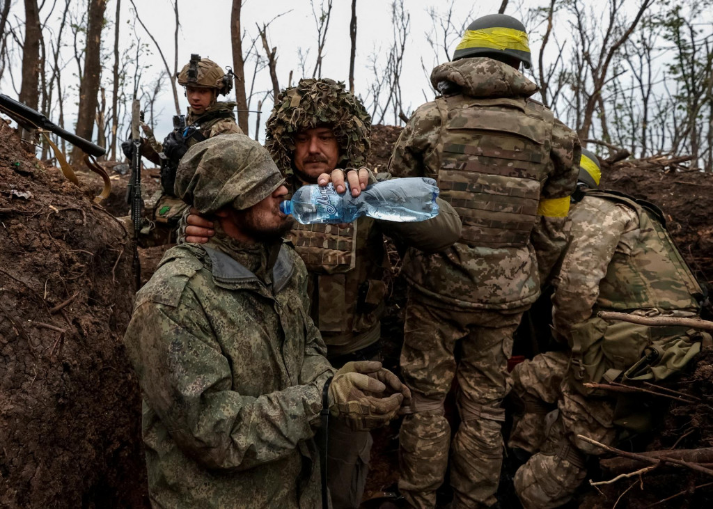 Ukrajinský vojak dáva napiť ruskému zajatcovi. ILUSTRAČNÁ SNÍMKA: Reuters