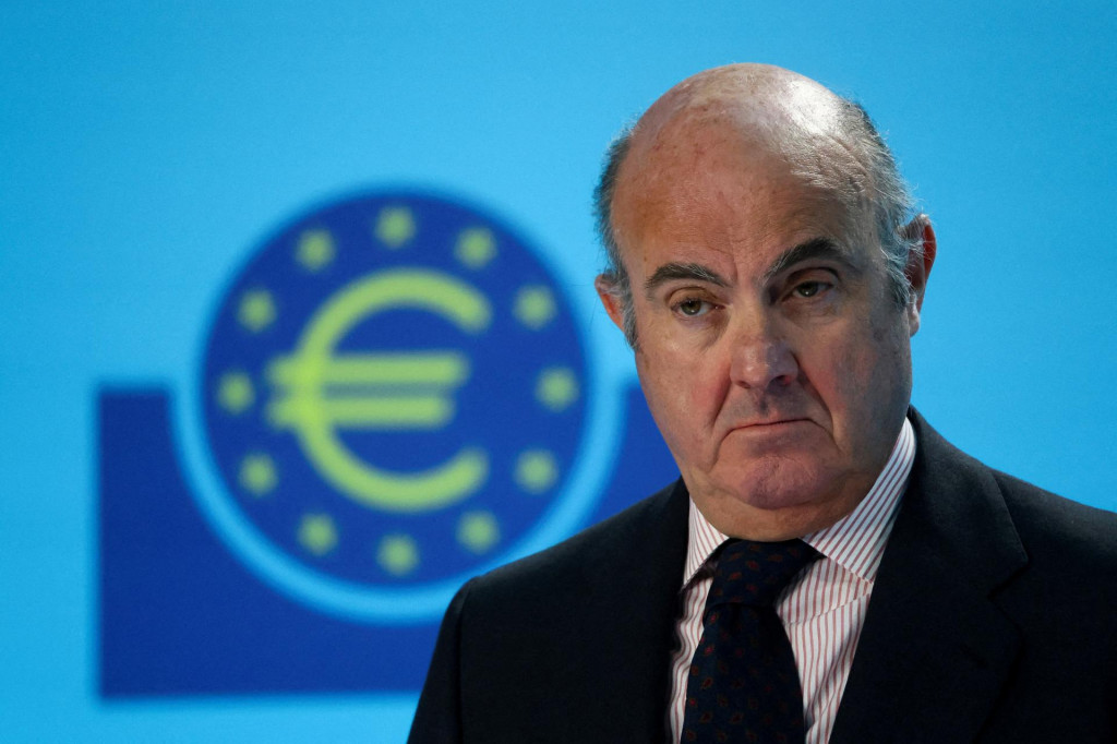 Všetky rozhodnutia budú ”založené na dôkazoch o tom, ako fungovalo sprísnenie podmienok financovania - a na vývoji celkovej a jadrovej inflácie,” uviedol viceprezident ECB Luis de Guindos. FOTO: Reuters