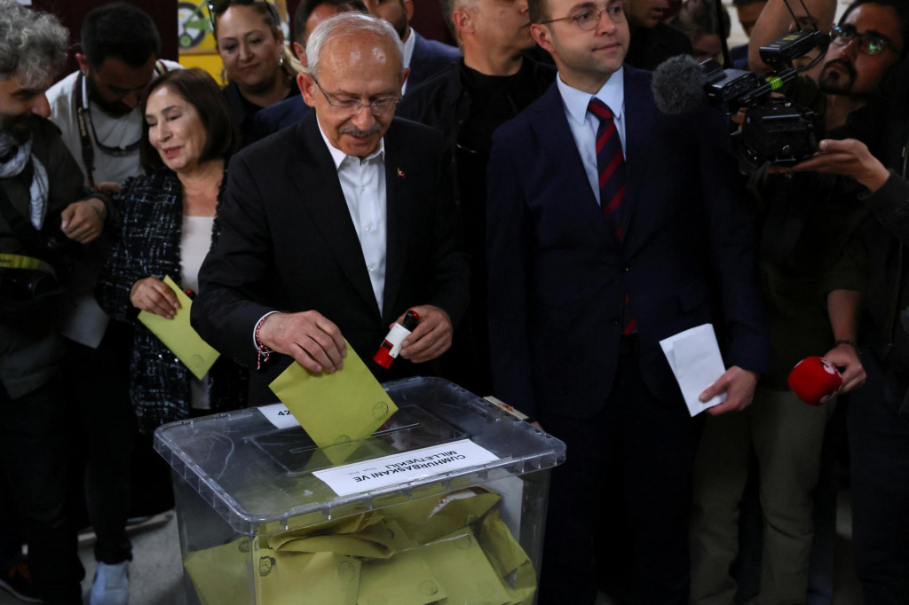 Sekulárny opozičný vodca Kemal Kiličdaroglu odovzdáva svoj hlas v prezidentských voľbách. FOTO: Reuters