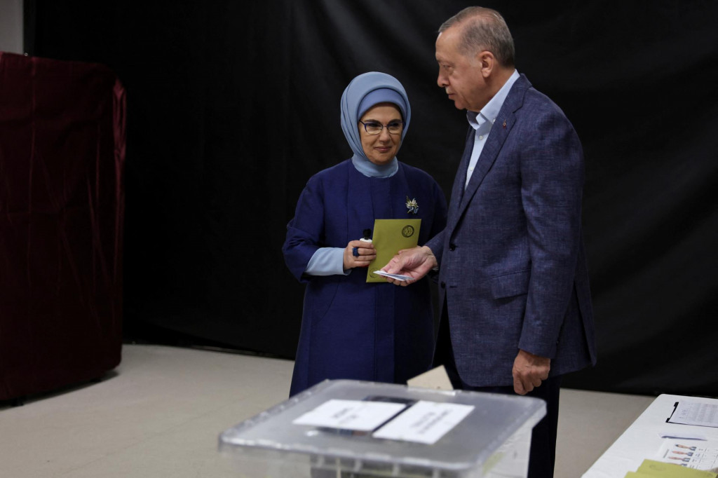 Turecký prezident Recep Tayyip Erdogan spolu s manželkou odvzdáva hlas vo voľbách. FOTO: Reuters