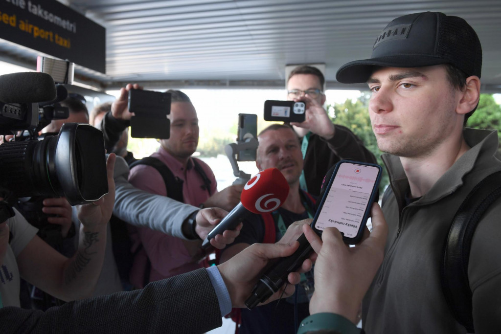 Šimon Nemec v obkľúčení novinárov tesne po prílete do šampionátového dejiska v lotyšskej Rige. FOTO: TASR/M. Baumann