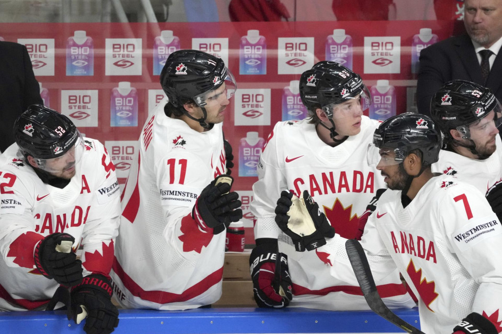 Kanadskí hokejisti sa tešia z gólu do siete Slovinska. FOTO: TASR/AP