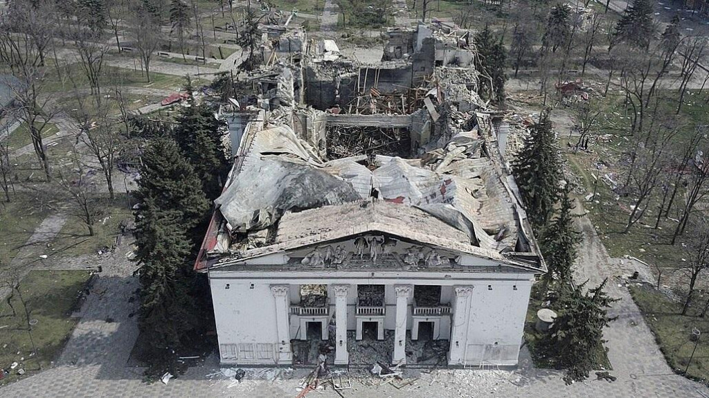 Rusmi zbombardované divadlo v Mariupole, v ktorom sa skrývali stovky ľudí vrátane množstva detí, čo bolo oznámené aj veľkým nápisom DETI pred budovou. FOTO: Reuters