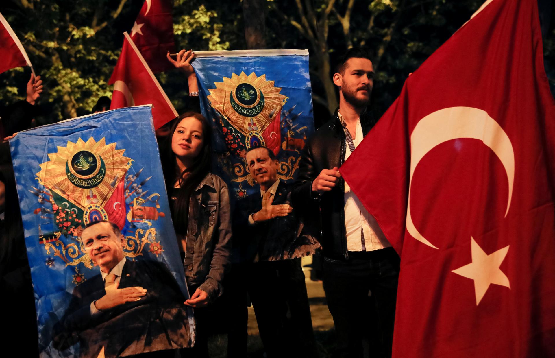 Po voľbách v Turecku očakávajú druhé kolo, v ňom má podľa analytikov väčšie šance Erdogan