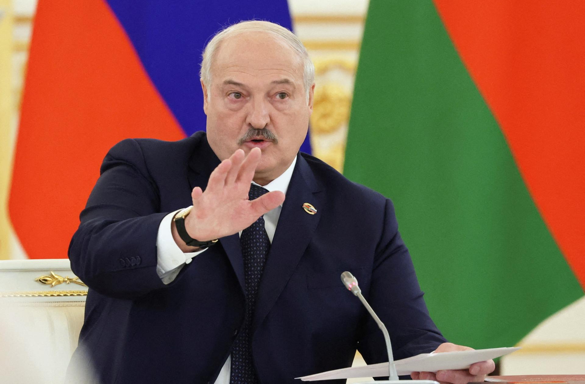 Lukašenko sa po piatich dňoch objavil na verejnosti