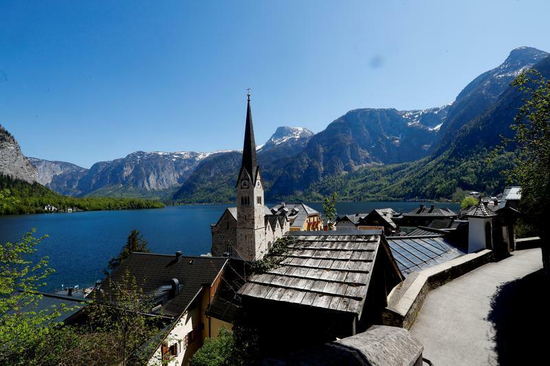 Rakúska obec pre nápor turistov postavila bariéru proti foteniu