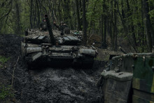 Ukrajinskí vojaci mávajú z tanku na frontovej línii v Bachmute. FOTO TASR/AP