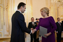 Prezidentka odovzdáva poverenie novému premiérovi Ľudovítovi Ódorovi. FOTO: Reuters