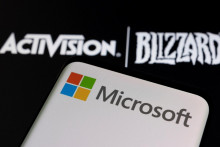 Logo Microsoft a logo Activision Blizzard. FOTO: Reuters