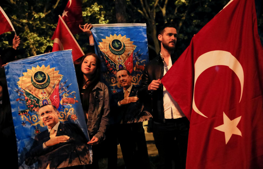 Podporovatelia súčasného tureckého prezidenta Erdogana s vlajkami jeho politickej strany. FOTO: Reuters