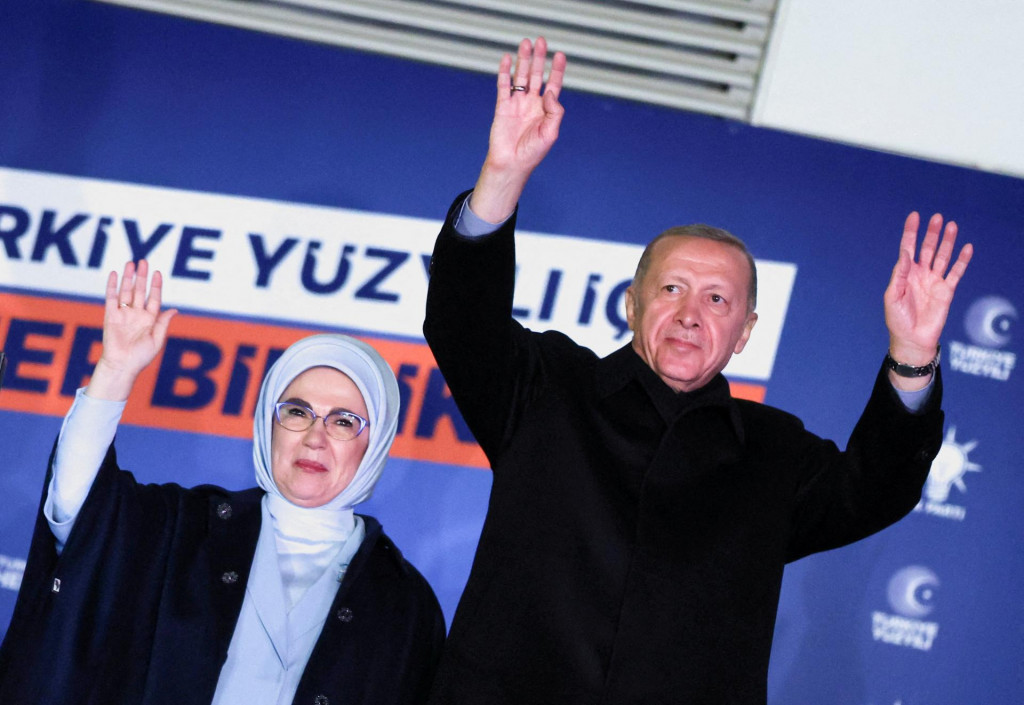 Turecký prezident Recep Tayyip Erdogan v spoločnosti manželky Ermine zdraví podporovateľov v centrále strany AK v Ankare. FOTO: REUTERS