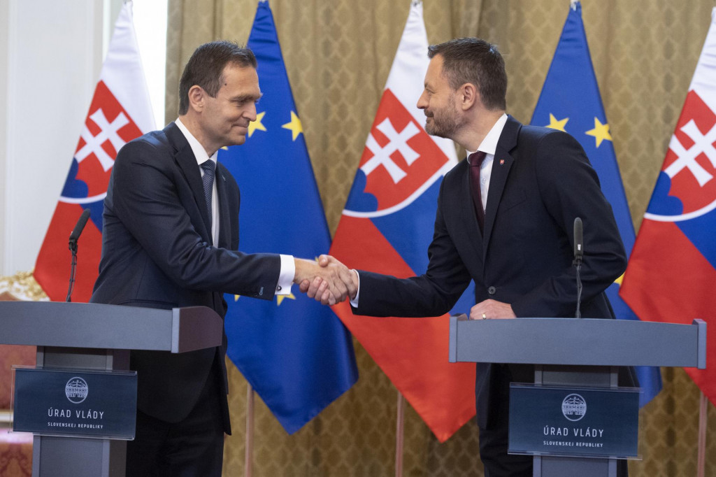 Na snímke vľavo nový predseda vlády SR Ľudovít Ódor a vpravo jeho predchodca Eduard Heger.

FOTO: TASR/P. Neubauer