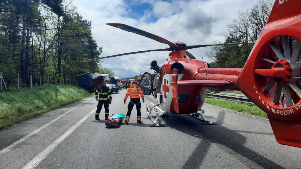 Záchranári zasahujú na mieste nehody na D2 pri Malackách. FOTO: FB/Air - Transport Europe, letecká záchranná služba