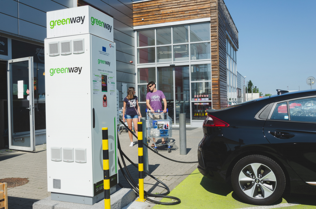 Nabíjacia stanice pre elektromobily pri obchodnom reťazci spoločnosti GreenWay.

FOTO: GreenWay