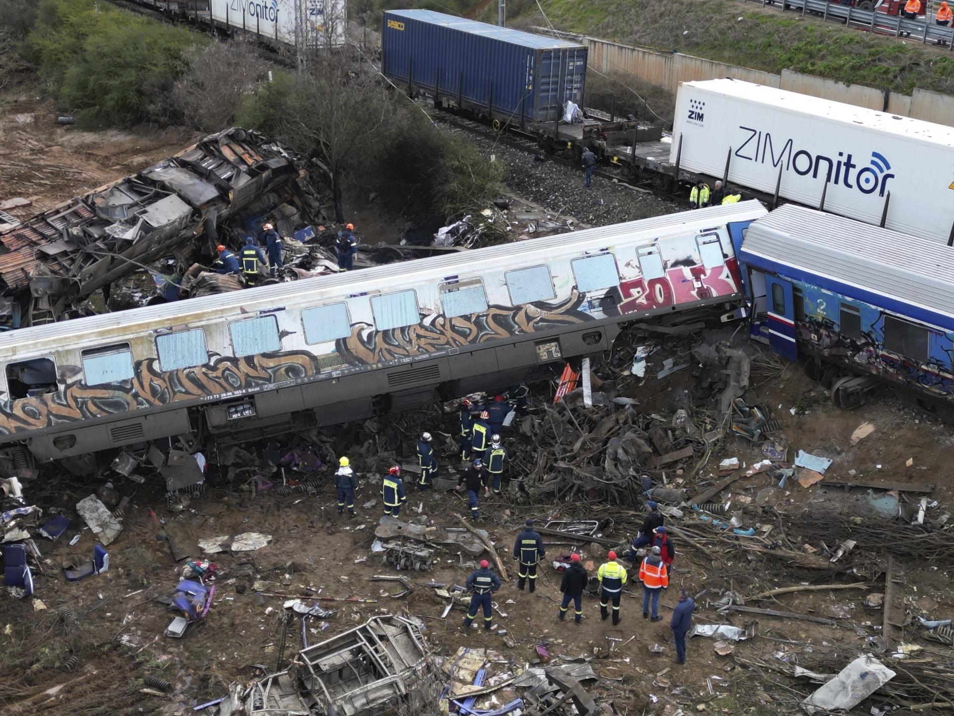 Príbuzní obetí zrážky vlakov v Grécku žalujú premiéra a ďalších politikov, len niekoľko dní pred voľbami