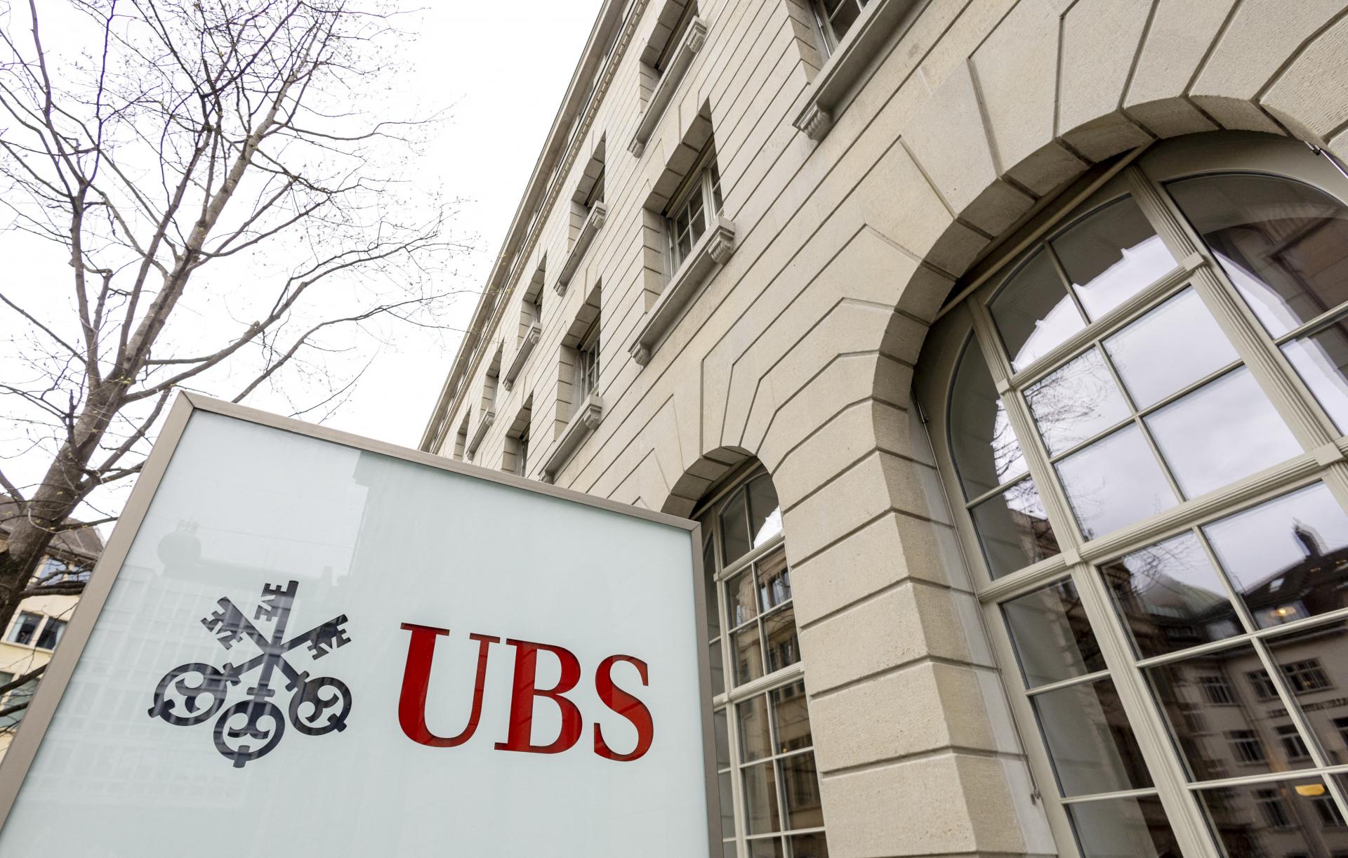 Európska komisia podľa zdrojov Reuters schváli dohodu medzi UBS a Credit Suisse, ktorá predíde kríze