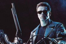 Terminátor – rola, ktorá urobila z Arnolda Schwarzeneggera filmovú hviezdu. Spoločne s režisérom Jamesom Cameronom vytvorili legendárnu postavu, na ktorú sa nedá zabudnúť. A to aj napriek mnohým príšerným pokračovaniam. FOTO: Tri-star Pictures