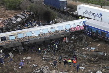 Záchranári zasahujú na mieste zrážky nákladného a osobného vlaku v blízkosti mesta Larisa na severe Grécka. FOTO: TASR/AP