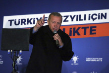 Turecký prezident a prezidentský kandidát Recep Tayyip Erdogan sa prihovára k svojom sympatizantom vo volebnej centrále v Ankare. FOTO: TASR/AP