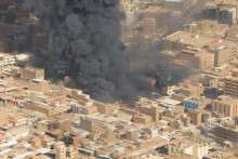 Dym a oheň v meste Omdurman. FOTO: Reutes