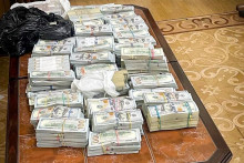 Peniaze, ktoré našli detektívi Národného úradu boja proti korupcii počas vyšetrovacích úkonov v korupčnom prípade sudcov Najvyššieho súdu. FOTO: Reuters