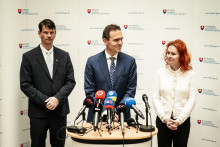 Minister zdravotníctva Michal Palkovič (vľavo) po rokovaní s premiérom Ľudovítom Ódorom a vicepremiérkou Líviou Vašákovou informoval, že o podpise zmlúv rozhodne právna analýza.