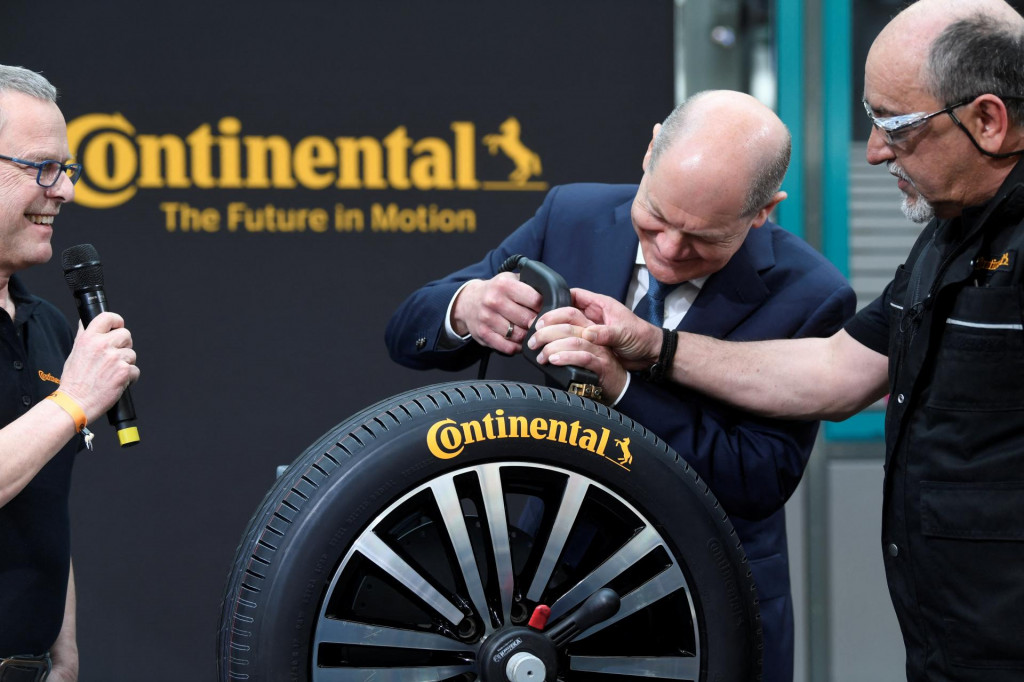 Nemecký kancelár Olaf Scholz na návšteve závodu Continental. FOTO: Reuters​
