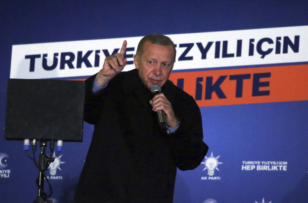 Turecký prezident a prezidentský kandidát Recep Tayyip Erdogan sa prihovára k svojom sympatizantom vo volebnej centrále v Ankare. FOTO: TASR/AP