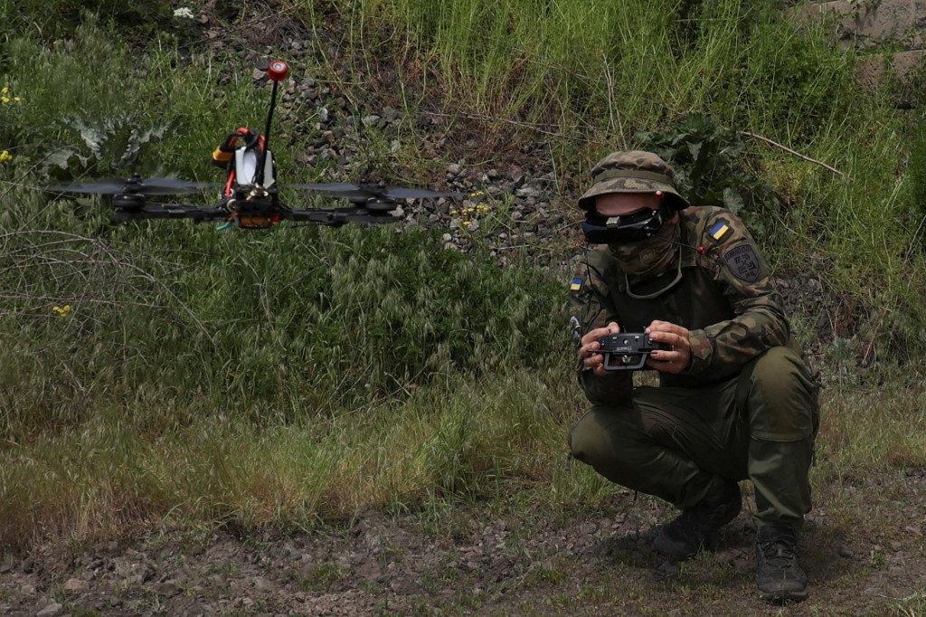 Ukrajinská námorná pechota sa zúčastňuje leteckého výcviku FPV s dronom v Dnepropetrovskej oblasti. FOTO: Reuters