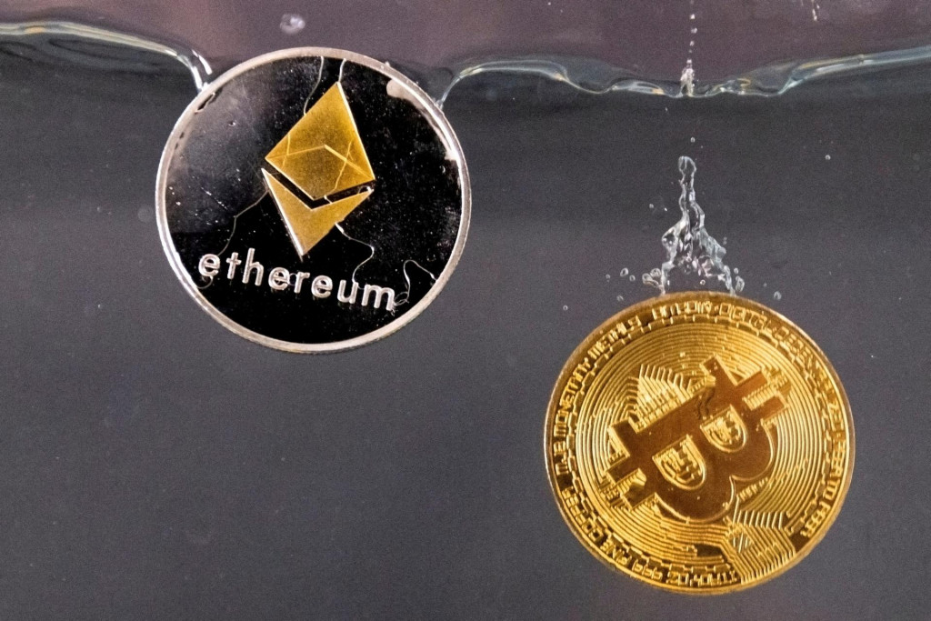 Tokeny reprezentujúce kryptomeny Bitcoin a Ethereum. FOTO: Reuters