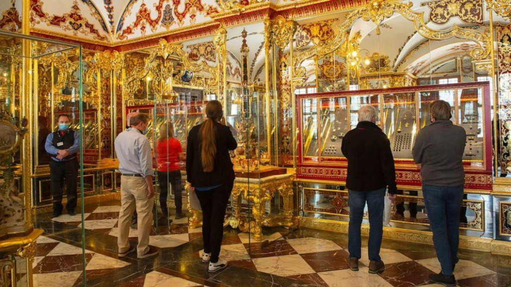 N&aacute;v&scaron;tevn&iacute;ci stoja v klenotnici v dr&aacute;žďanskom Kr&aacute;ľovskom pal&aacute;ci. FOTO: TASR/AP