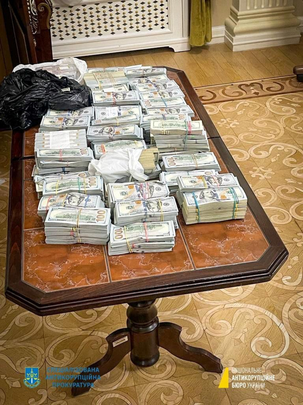 Peniaze, ktoré našli detektívi Národného úradu boja proti korupcii počas vyšetrovacích úkonov v korupčnom prípade sudcov Najvyššieho súdu. FOTO: Reuters