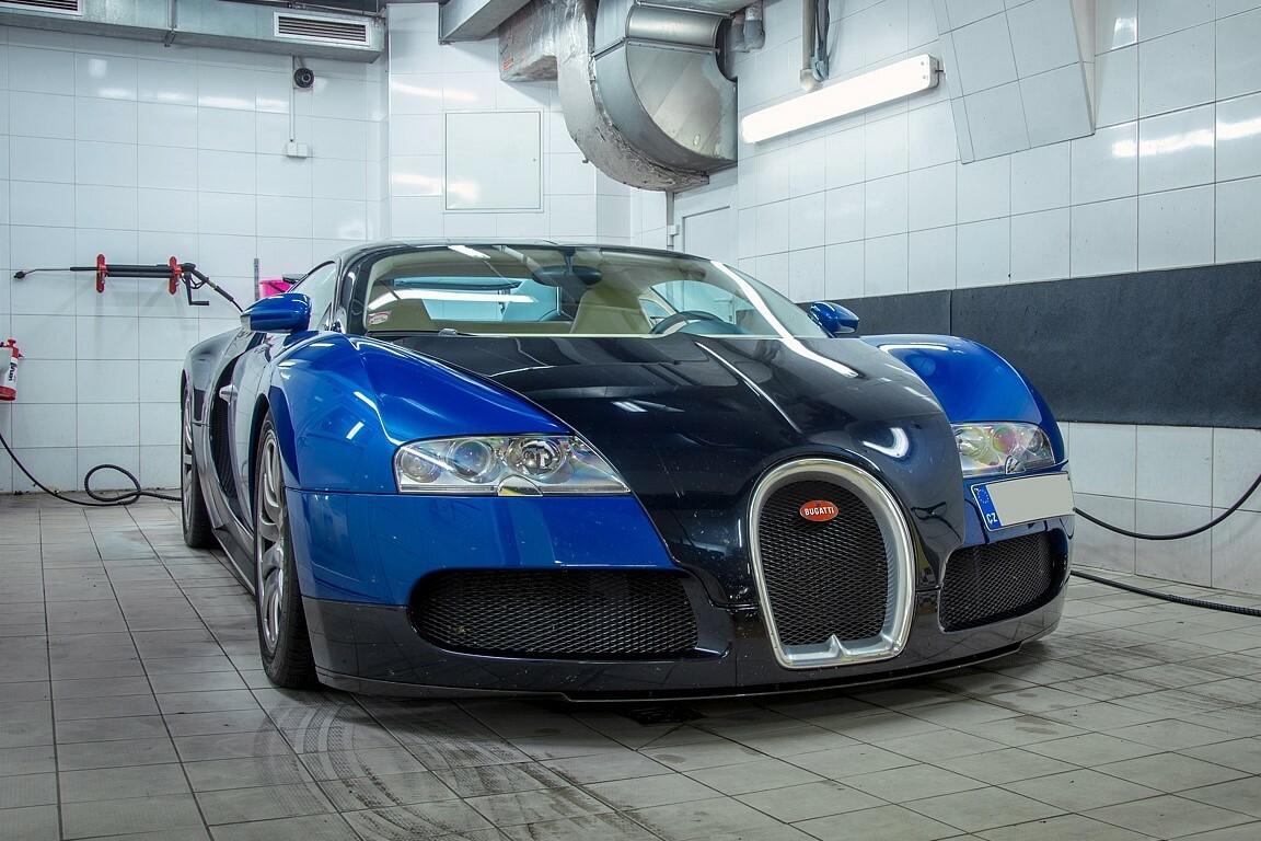 Une Bugatti Veyron conduite, c’est de la folie.  L’inspection de service coûte à elle seule la modique somme de 20 000 euros