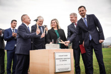 V novembri 2022 vtedajší premiér Heger (vpravo) s ďalšími pomocníkmi poklepal základný kameň martinskej nemocnice. FOTO: MZ SR