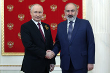 Ruský prezident Vladimir Putin a arménsky premiér Nikol Pašinjan. FOTO: TASR/AP