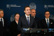 Premiér Ľudovít Ódor s ministrami novej vlády. FOTO: REUTERS